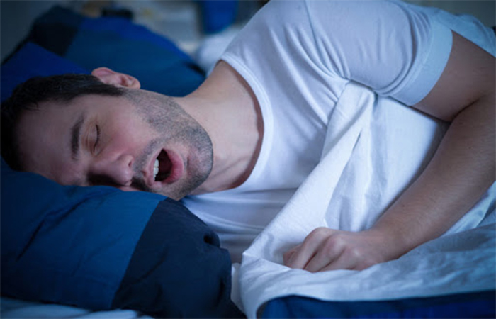 ngủ mở miệng dẫn đến hiện tượng đau họng , nghẹt mũi