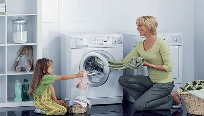 Cách vệ sinh máy giặt cửa nagng electrolux đơn giản-1