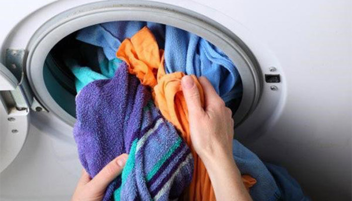 Kiểm tra quần áo bên trong máy giặt