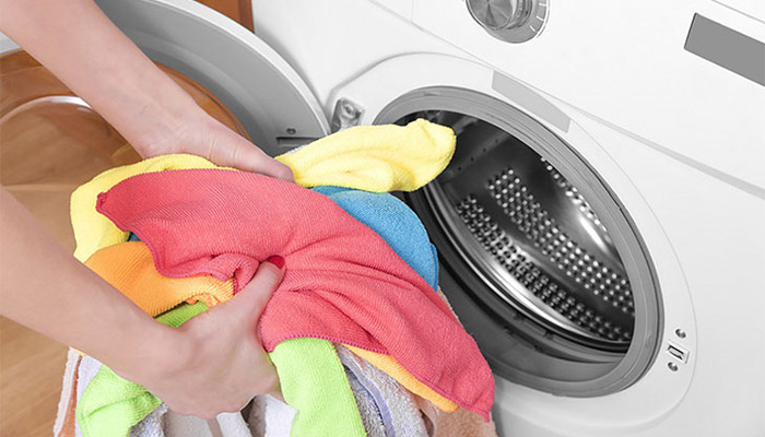 Đặt khăn khô vào máy sấy quần áo