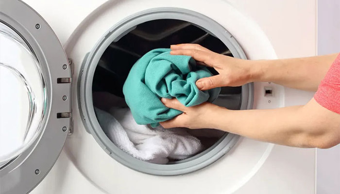 Vắt khô quần áo trước khi cho vào máy sấy