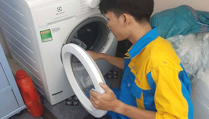 Kiểm tra lồng giặt của máy giặt Electrolux