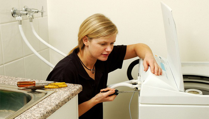Kiểm tra van cấp nước máy giặt Electrolux